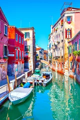 Poster Seitenkanal mit festgemachten Motorbooten in Venedig © Roman Sigaev