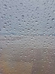 regentropfen an einer scheibe I