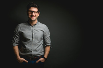 Fototapeta premium Uśmiechnięty biznesmen na szarym tle