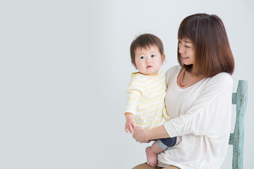 赤ちゃんを抱っこする女性
