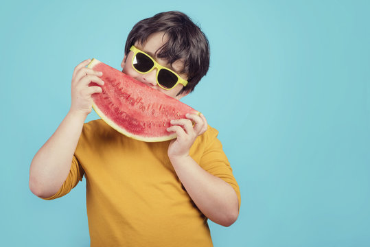 ni&ntilde;o sonriente con una sandia