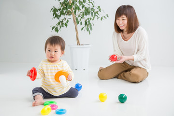 赤ちゃんと遊ぶ女性

