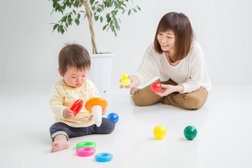 Obraz na płótnie Canvas 赤ちゃんと遊ぶ女性 