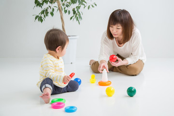 赤ちゃんと遊ぶ女性
