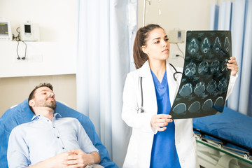 Obraz premium Doctor looking at CT scan results