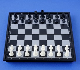 шахматная доска с фигурами