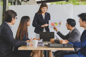 Business people are discussing work.