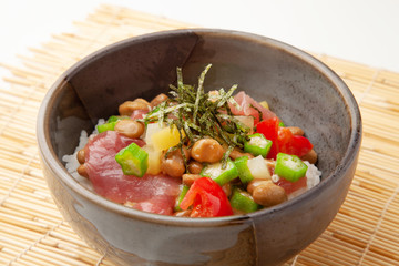 おくらと納豆のマグロ丼