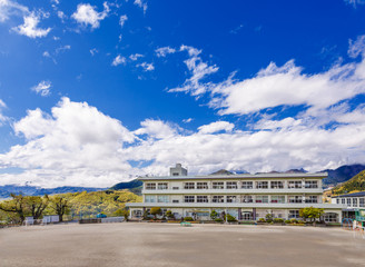 青空と田舎の学校