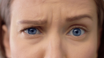 Obraz premium eyes closeup knited her brow. blue eyed model