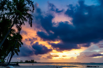 Fototapeta na wymiar tramonto tropicale