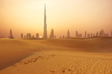 Foto auf Acrylglas Dubai Skyline von Dubai bei Sonnenuntergang von der Wüste aus gesehen
