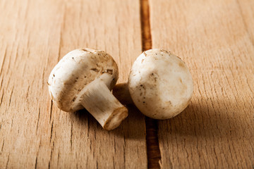Champignon raw on wood desk