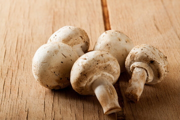 Champignon raw on wood desk