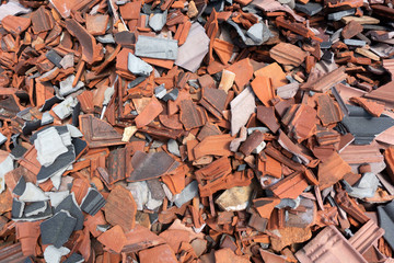 Haufen aus vielen, alten, zerbrochenen Dachziegeln 