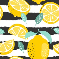 Naadloos zomerpatroon met plakjes en hele citroenen. Vector illustratie.