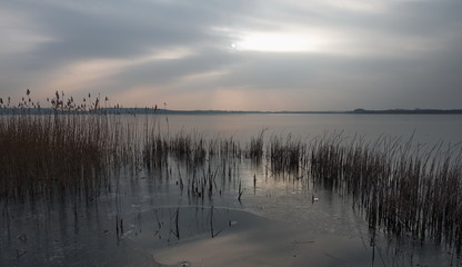 Blankensee am Abend mit dünner Eisschicht