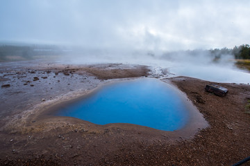 blauer See in nebliger Vulkanlandschaft