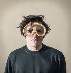ragazzo con maschera da sub
