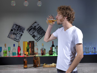 Joven disfrutando de un momento de placer tomando una cerveza