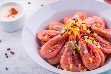 Royal shrimps with lime pieces