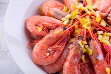The shrimps cooked in lemon sauce are served with a lemon dried peel
