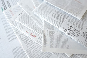 journaux sur la table