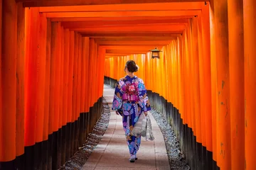 Gordijnen Vrouw in traditionele kimono wandelen bij torii poorten, Japan © Patryk Kosmider