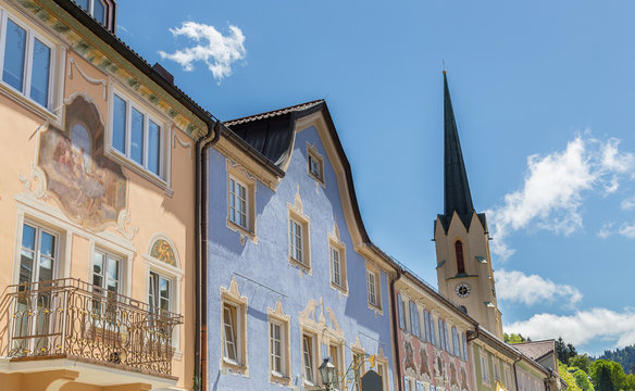 Historische Fassaden in Garmisch-Partenkirchen Bayern Deutschland