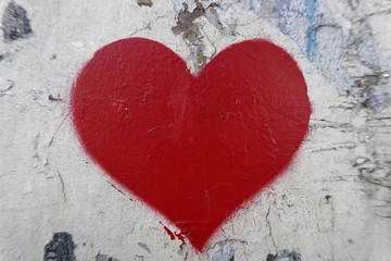 Coeur rouge sur un vieux mur blanc, graffiti dans la rue