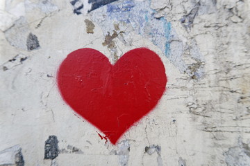 Coeur rouge sur un vieux mur blanc, graffiti dans la rue