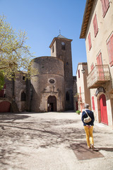 Femme promenant dans les rues de Sainte Eulalie de Cernon