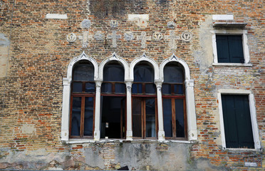 Fototapeta na wymiar Old windows from Venice, Italy
