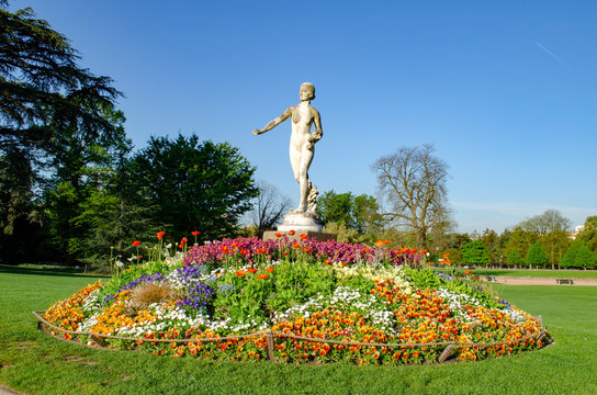 Une statue du parc de la T&ecirc;te d'Or, Lyon, France