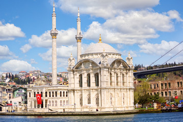 Obraz premium Ortakoy Mosque on the Bosphorus, Istanbul, Turkey