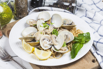 italian spaghetti with clams and mushroom