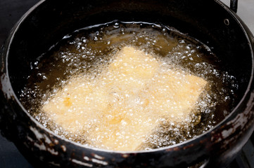 厚揚げを揚げる