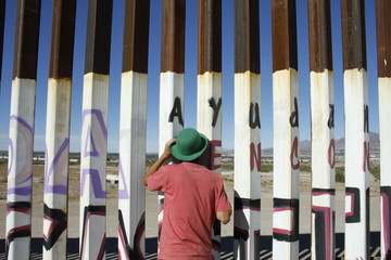 activistas pintan muro que divide mexico estados unidos