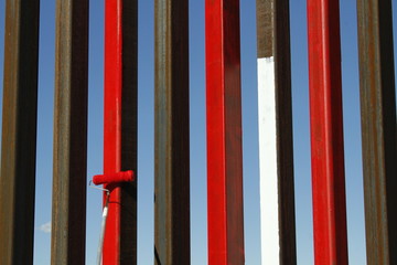 activistas pintan muro que divide mexico estados unidos