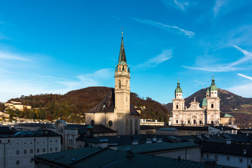 Naklejka premium Blick auf den Salzburger Dom und der Franziskanerkirche, Salzburg, Österreich