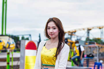 Obraz premium Beautiful women are happy in the amusement park.