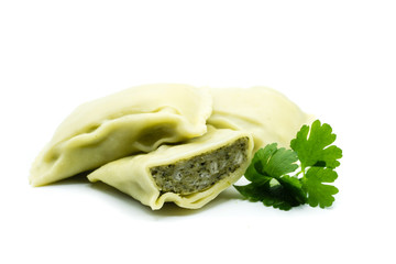 Maultasche Maultaschen isoliert freigestellt auf weißen Hintergrund, Freisteller