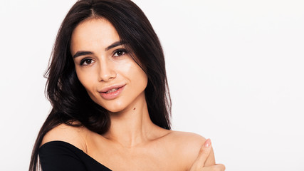 Naklejka premium Sensual brunette woman posing over white background