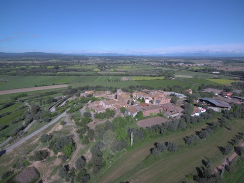 Drone en Llabia, pueblo de Torroellla de Montgri en el Emporda  en Gerona, Costa Brava (Cataluña,España). Fotografia aerea con Dron.