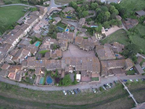 Drone en Monells, pueblo del Emporda  en Gerona, Costa Brava (Cataluña,España). Fotografia aerea con Dron.