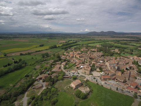Drone en Pals, pueblo medieval del Ampurdan  en Girona, Costa Brava (Cataluña,España). Fotografia aerea con Dron.