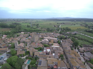 Fototapeta na wymiar Drone en Peratallada, pueblo del Emporda en Girona, Costa Brava (Cataluña,España). Fotografia aerea con Dron.
