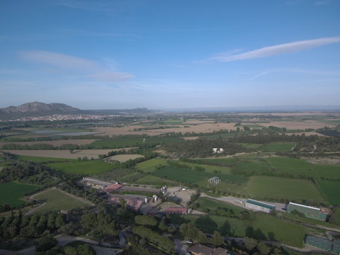 Drone en Torroella de Montgri, pueblo del Ampurdan en Girona, Costa Brava (Cataluña,España). Fotografia aerea con Dron.