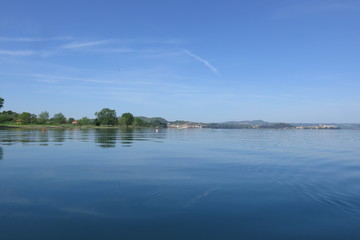 Fototapeta premium Lago di Bolsena con in lontananza Marta e Capodimonte