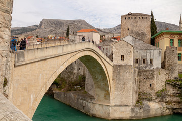 Fototapeta na wymiar Berühmte Brücke von Mostar - Stari Most mit Fluß Neretva